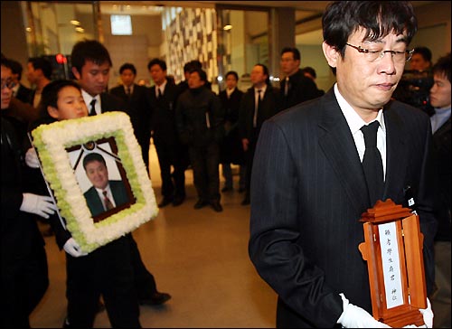 13일 오전 삼성서울병원에서 대한민국 희극인장으로 치러진 코미디언 고 김형곤씨의 영결식에서 동료 코미디언 이경규씨가 위패를 들고 식장을 나서고 있다. 뒤는 영정을 든 아들 도헌군. 